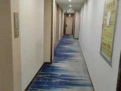 -轻奢·全曼酒店(深圳坂田北地铁站店)