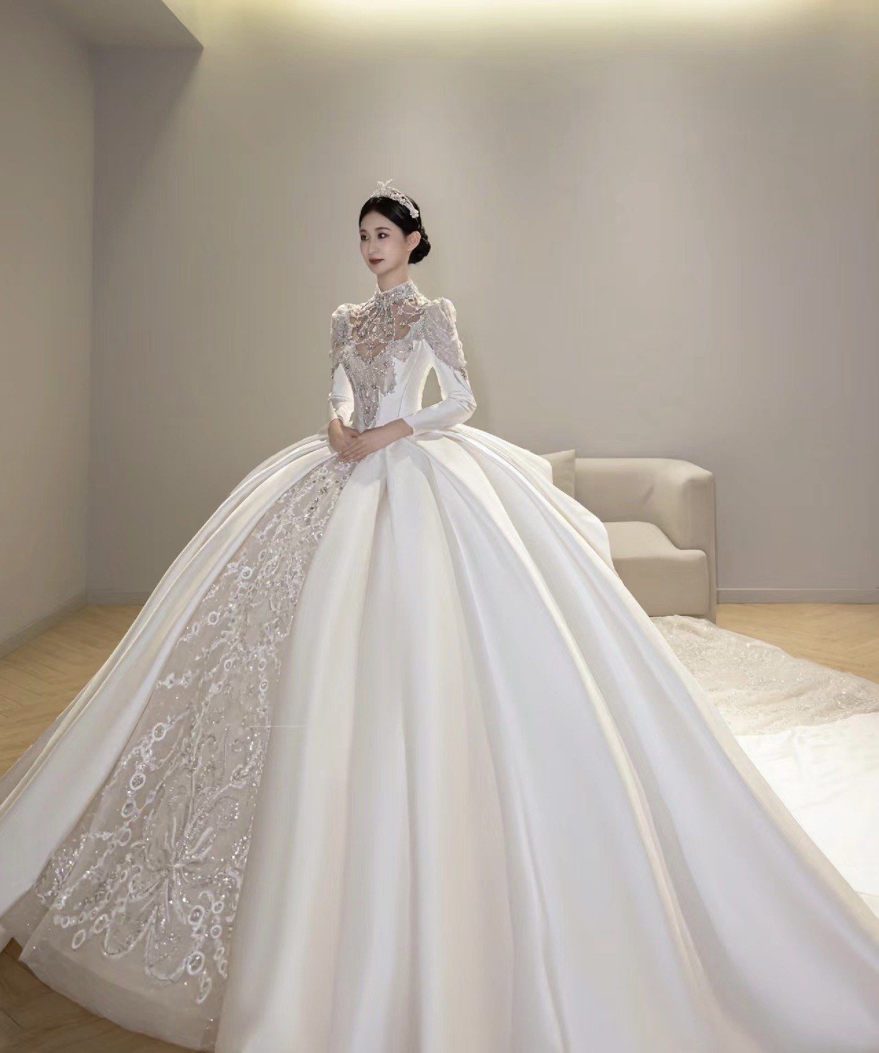 长袖缎面婚纱一直是皇室名媛婚礼上的常客