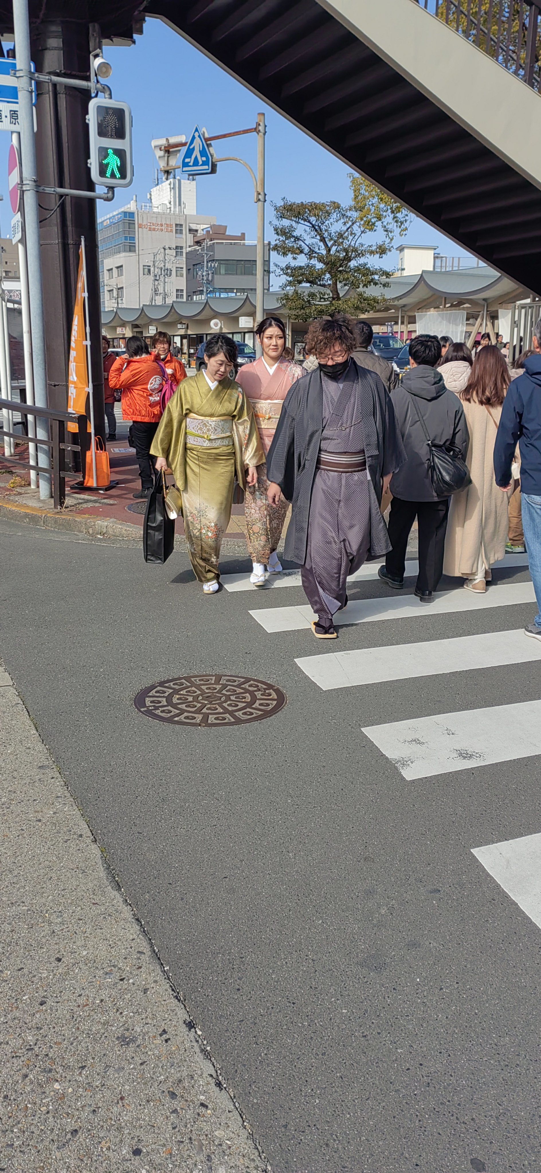 日本名古屋街景穿着和服的日本女人是日本街