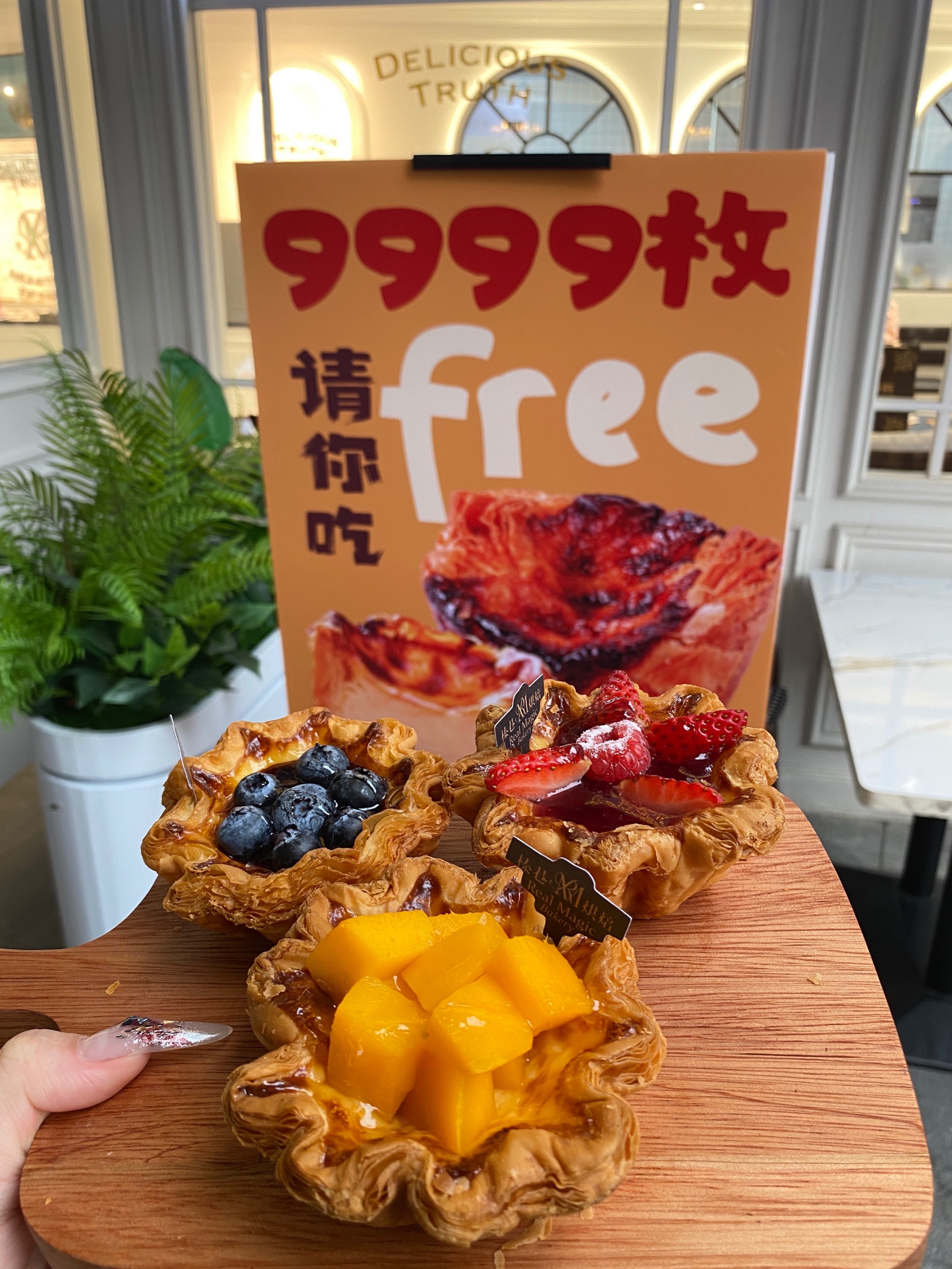 二七塔内里
美食（二七塔美食街晚上几点关门）《二七塔小吃街在哪》