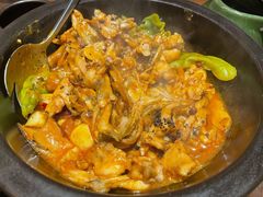 黑松露牛肝菌焖牛蛙-云海肴·汽锅鸡·云南代表菜(天山百盛优客店)