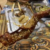 这个烤翅不是翅中，是烤全翅，还有泰卷