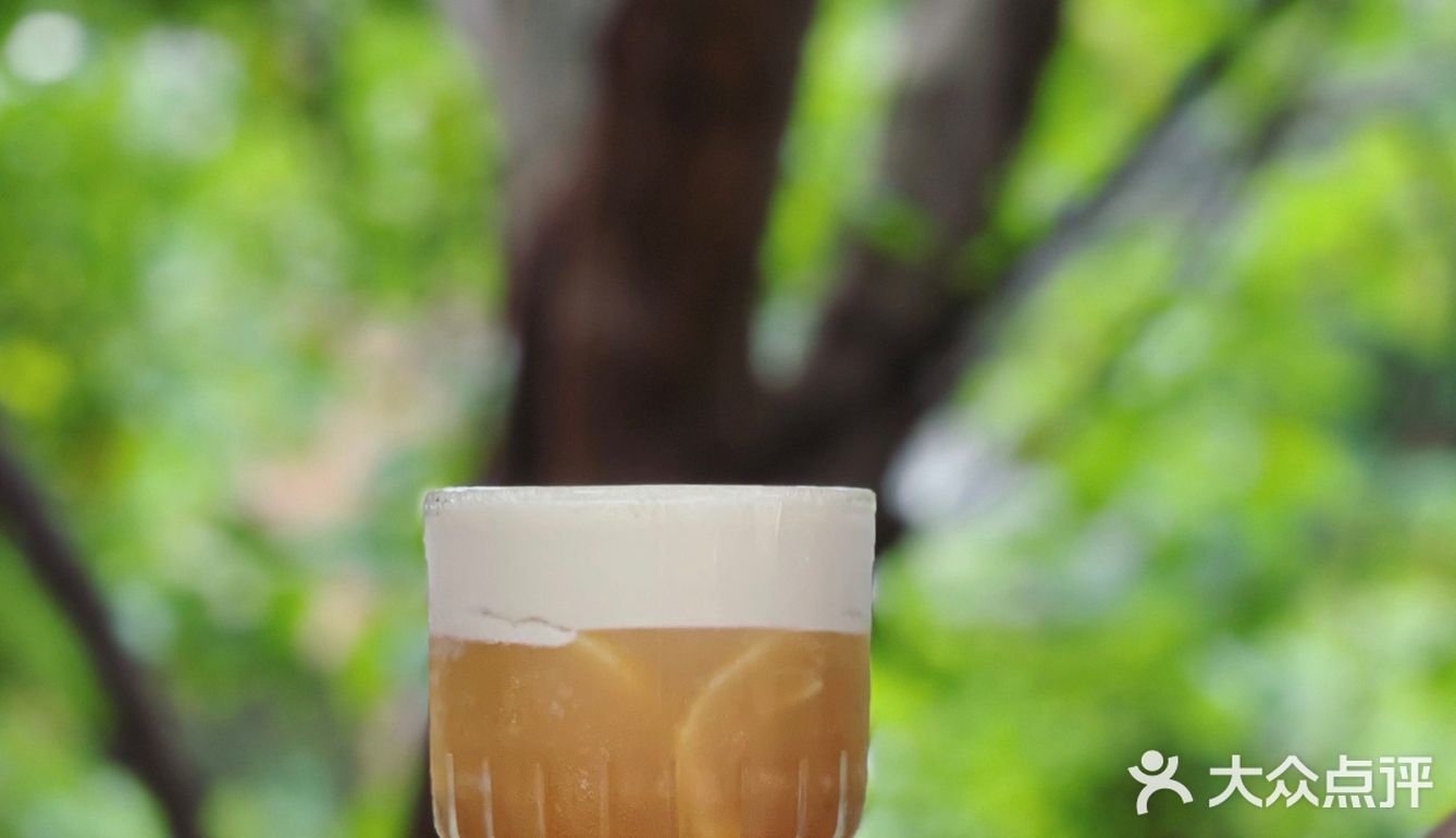 啡飲半醺，似苦若甘，以克苦淬煉著幸福的厚度。