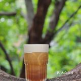 啡飲半醺，似苦若甘，以克苦淬煉著幸福的厚度。