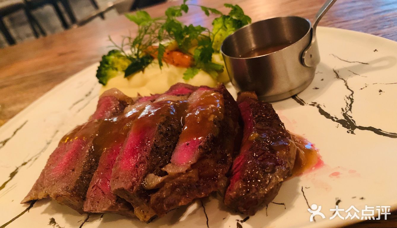 下班直接步行十分钟就能到。周边有地铁十二号线方便她过来