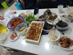 -虾弄弄海派小龙虾·牛羊蝎子火锅