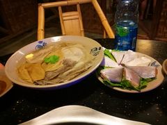 -茅草房·河畔园林火锅