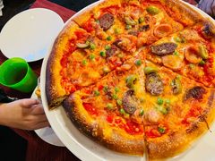 意大利腊肠比萨配腌番茄和干酪-WOLFGANG PUCK KITCHEN & BAR(迪士尼小镇店)