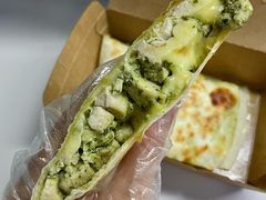 香草罗勒鸡肉奶酪饼-CIN CIN CANTINA&BAR