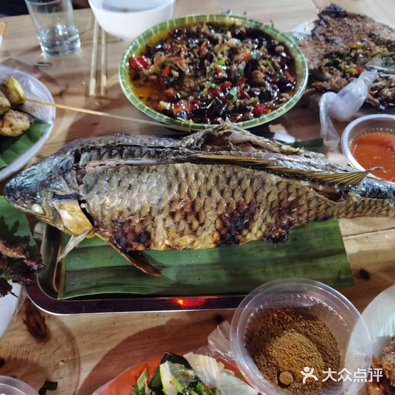 路驰烧烤美食城