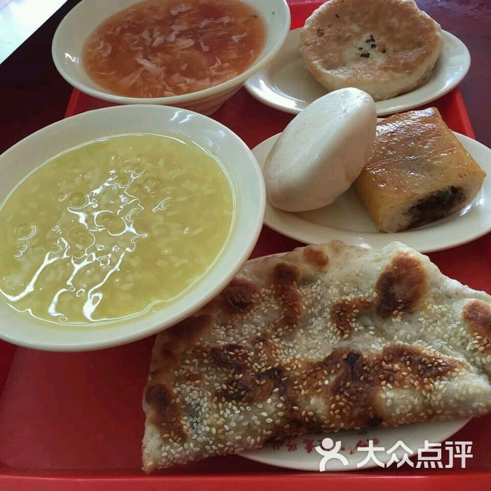 没有锅碗瓢盆,没法做饭.于是早餐,晚餐都在超意兴快餐吃.