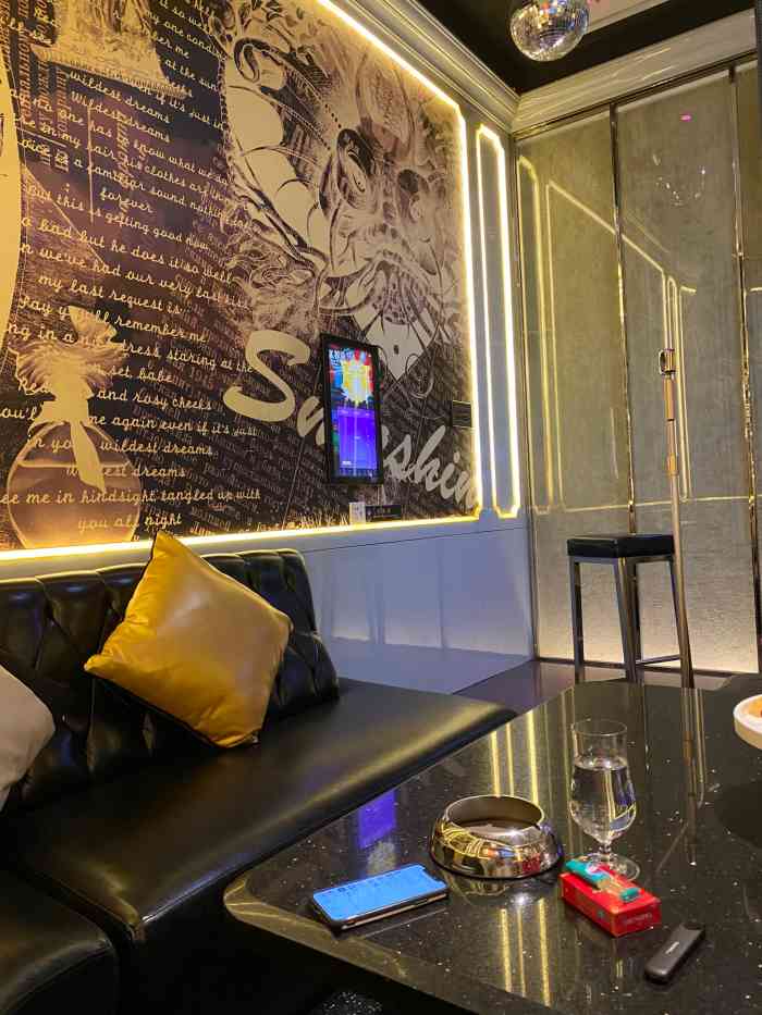 mago ktv(淮海店)-"订的最大的包厢,周六底消1万5 喝的是4.