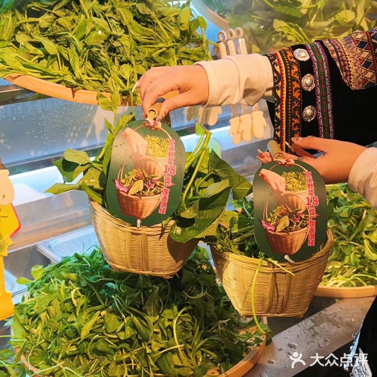 王奋斗贵州酸汤牛肉火锅的环境也非常好。寨子里的氛围