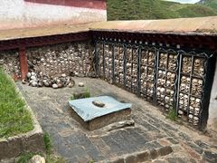 -比如骷髅墙景区