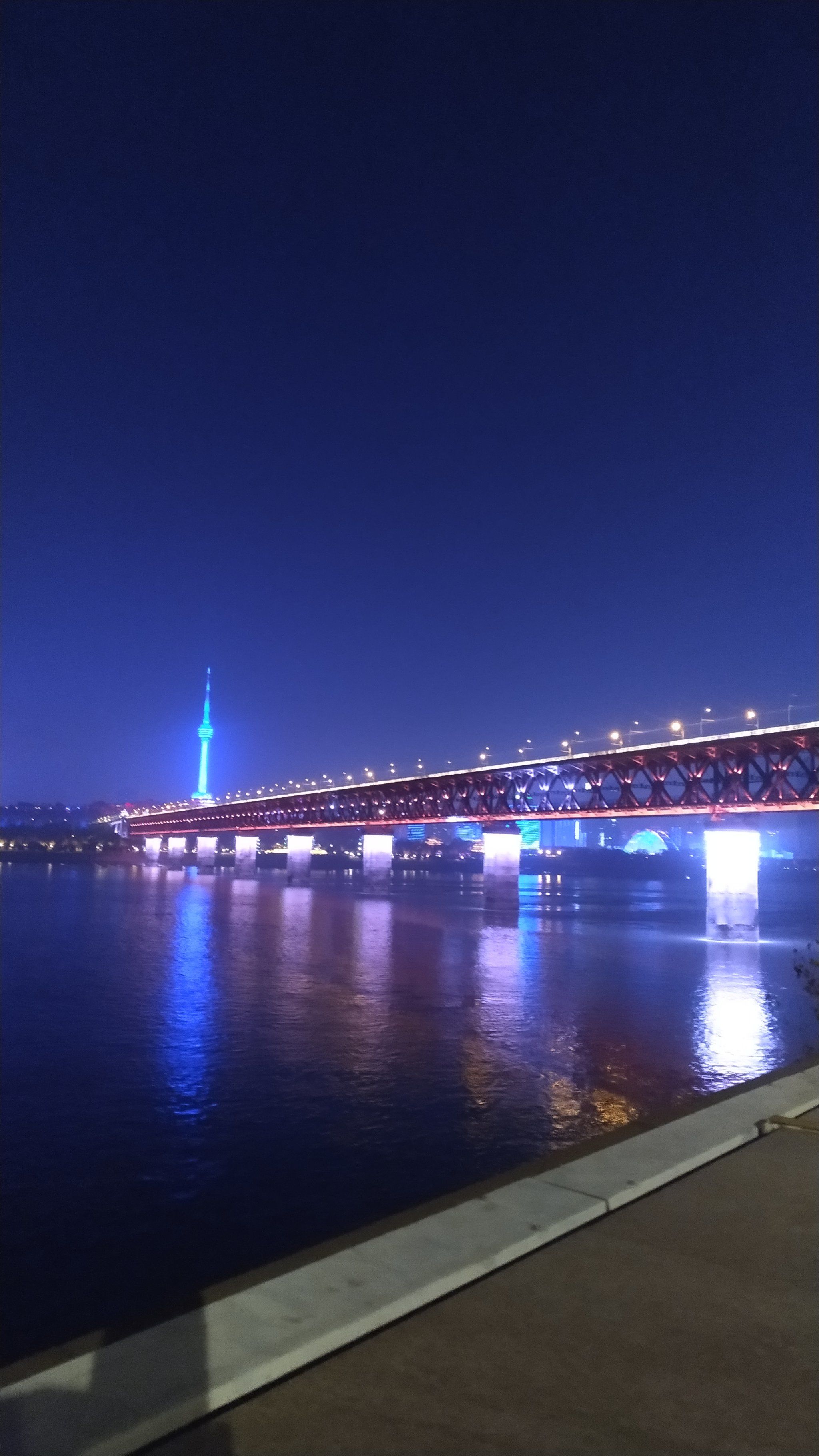 晚上八点左右,灯光秀已开始绽放异彩,长江第一桥武汉长江大桥夜景更