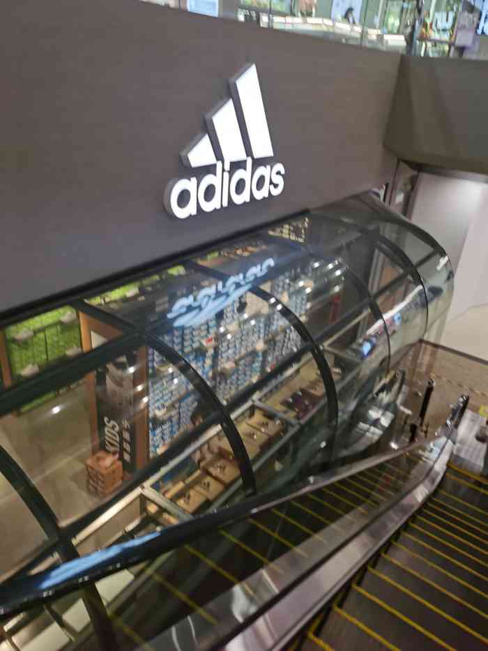 万国奥特莱斯位于江南大道属于海珠区的老城区一个大型的shopping地集