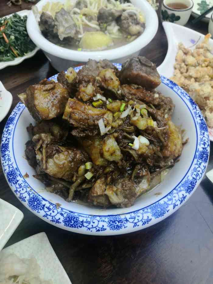 伊盟烩菜炖肉馆-"[薄荷]环境: 街边小店,远远望去,够醒.