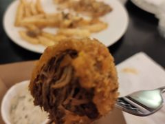 炸手撕猪肉球-瑞食酒馆 La Taverne Suisse