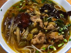 酸菜肉丝米线-越洋肖氏老米线(杨家坪店)