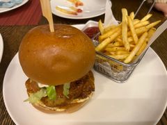 鸡排汉堡配香脆薯条-WOLFGANG PUCK KITCHEN & BAR(迪士尼小镇店)