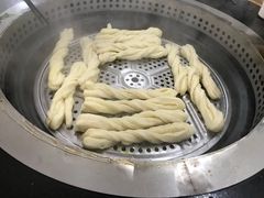 -粘豆包柴火铁锅炖