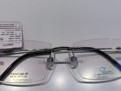 -罗伯特眼镜·蔡司官方授权(前海桂湾店)