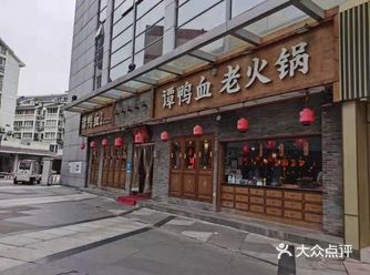 两个人点了很多菜，最后也没吃完，贪了贪了