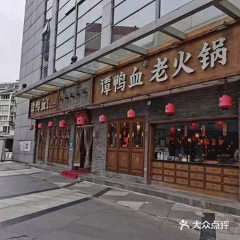 两个人点了很多菜，最后也没吃完，贪了贪了
