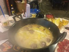 浓厚原只鸡煲花胶汤-鲜入围煮花胶鸡海鲜火锅