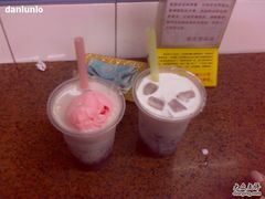 右：椰奶红豆西米冰粒杯-百花传统甜品店(原址店)