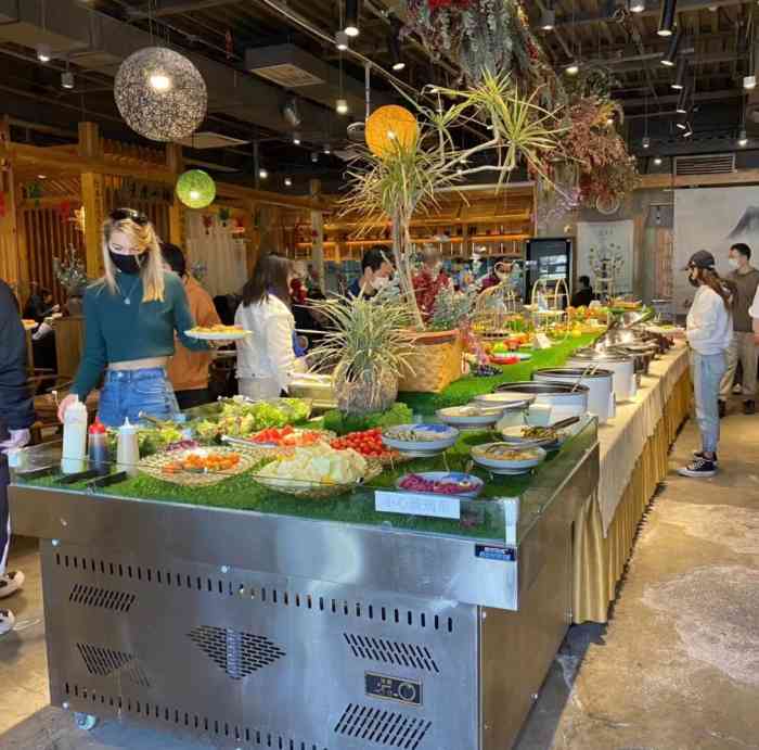 的衣服跟餐具的颜色相得益彰服务态度特别素虎素食前门店 自助图片