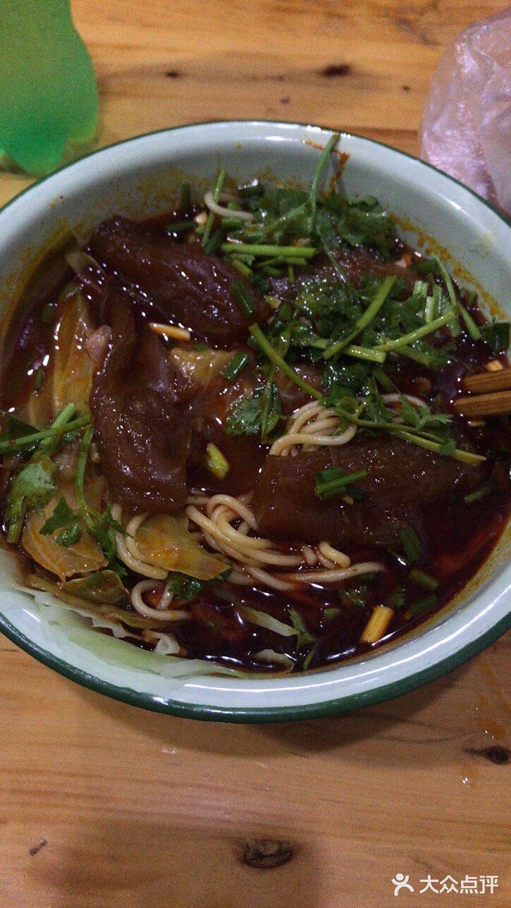 有些拌面老板亲自过来给你拌