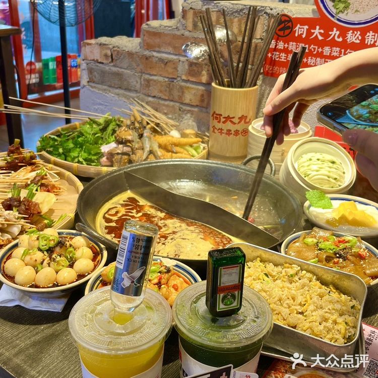 遇到这个门头挂着红绣球的火锅店千万要停下来