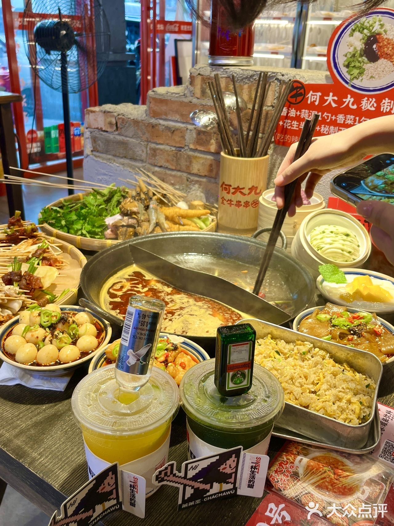 遇到这个门头挂着红绣球的火锅店千万要停下来