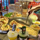 遇到这个门头挂着红绣球的火锅店千万要停下来