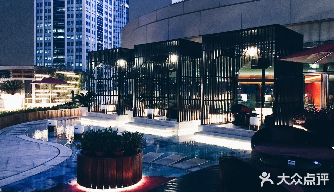 夜晚霓虹幻彩般的W酒店