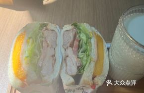 Juicy Thick-Cut Mango Chicken Leg Sandwich