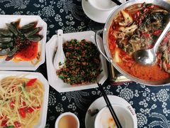 -临江餐馆二楼美食部落