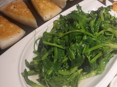 清炒豌豆尖-渝信川菜 · 川味家常菜(长安店)