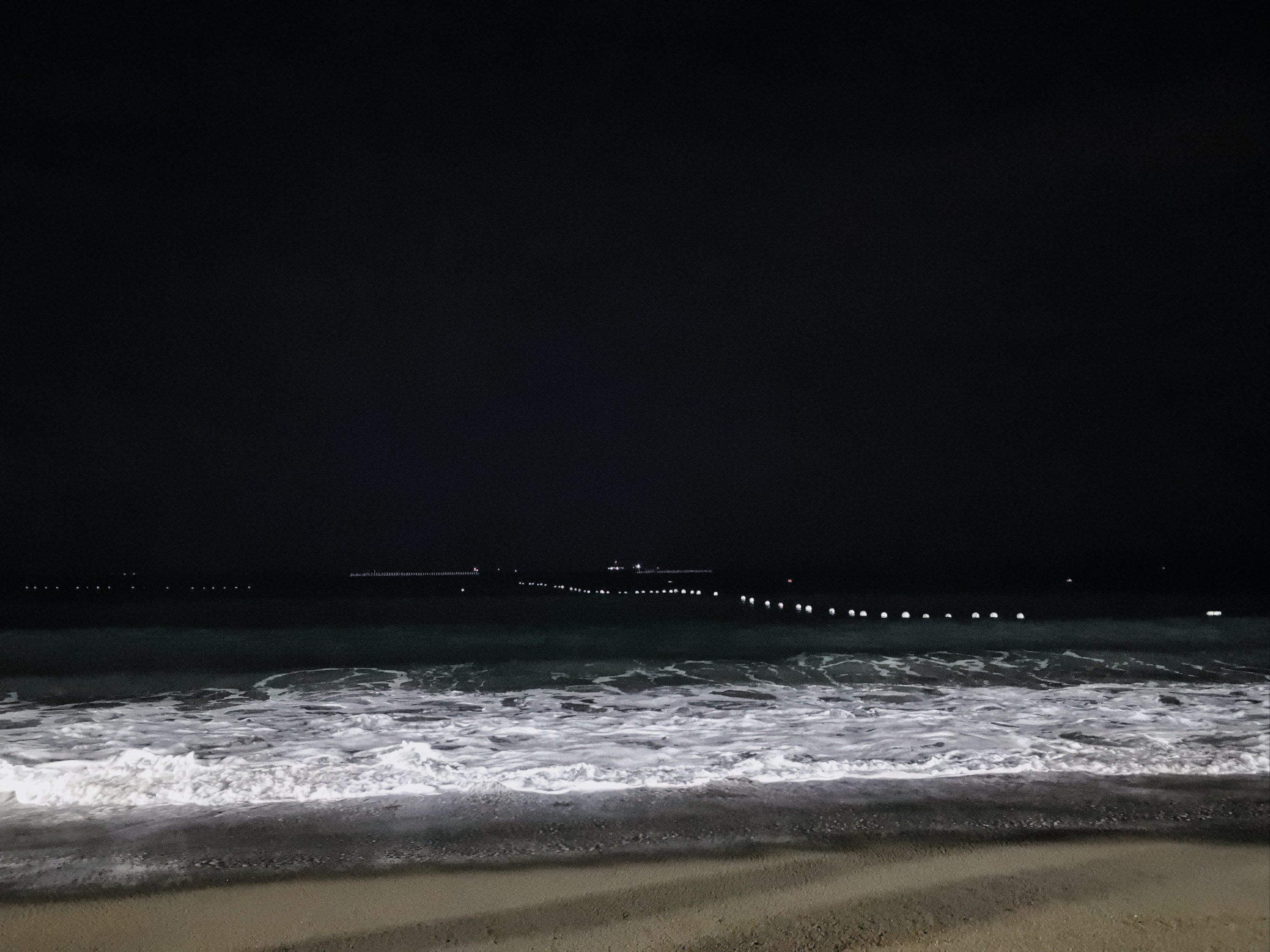 凌晨十一点的大梅沙~海浪声呼啦呼啦的,
#0元玩转这座城#海边夜景