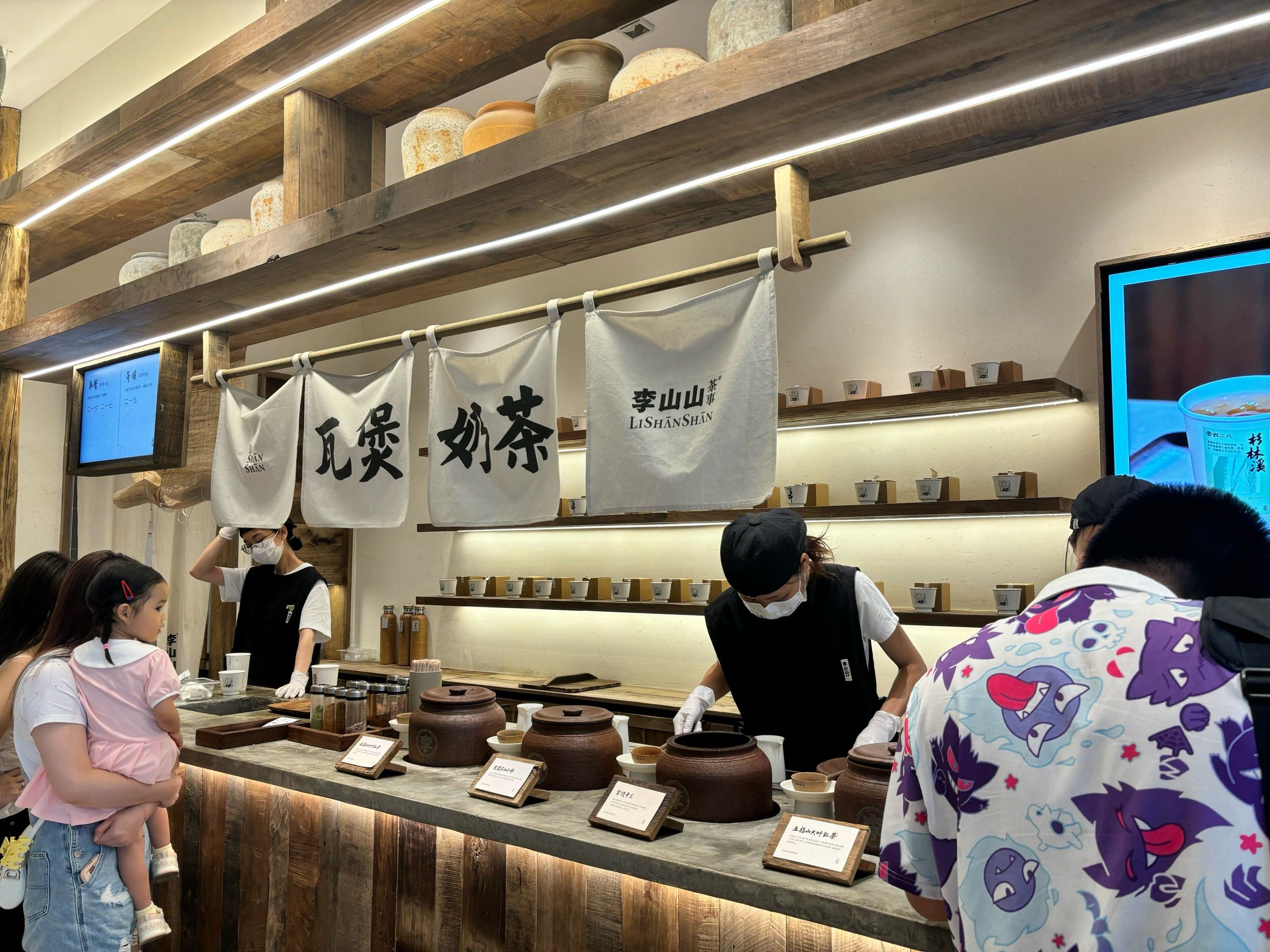 n可以先触底喝奶茶
吸管向上喝纯茶
分别品味后搅拌均匀能够更好