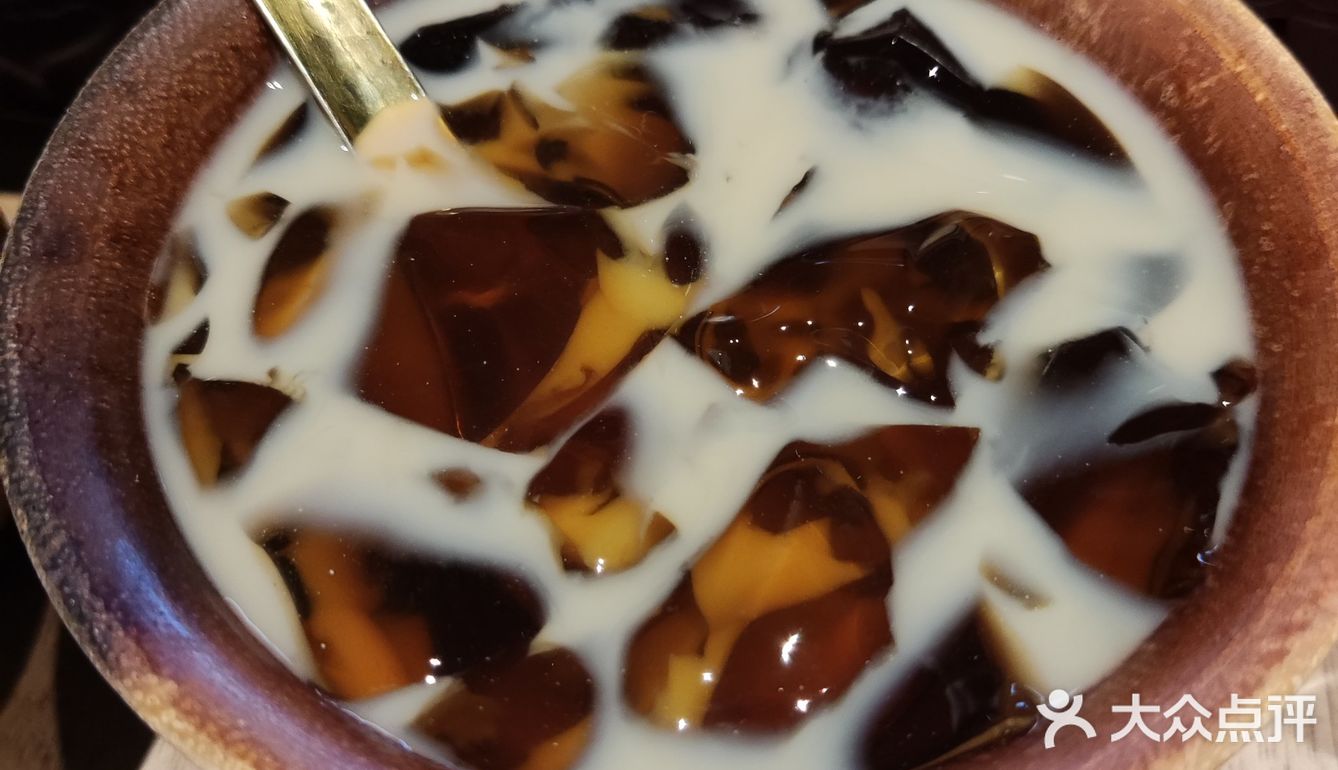 第一次喝藏茶，有点像沱茶，第一次吃藏区点心，感觉就像米花糖