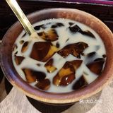 第一次喝藏茶，有点像沱茶，第一次吃藏区点心，感觉就像米花糖