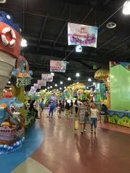 -维佳童话镇演出现场(徐东店)