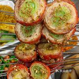 北京蕞牛的东北烤串儿店，排队排到楼梯上！