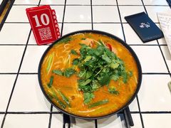 招牌炸酱酸辣米线-肥汁米蘭香港米线(长宁来福士店)