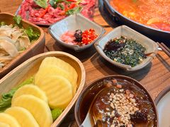 -野山舂·贵州现舂酸汤火锅(鸿通城店)