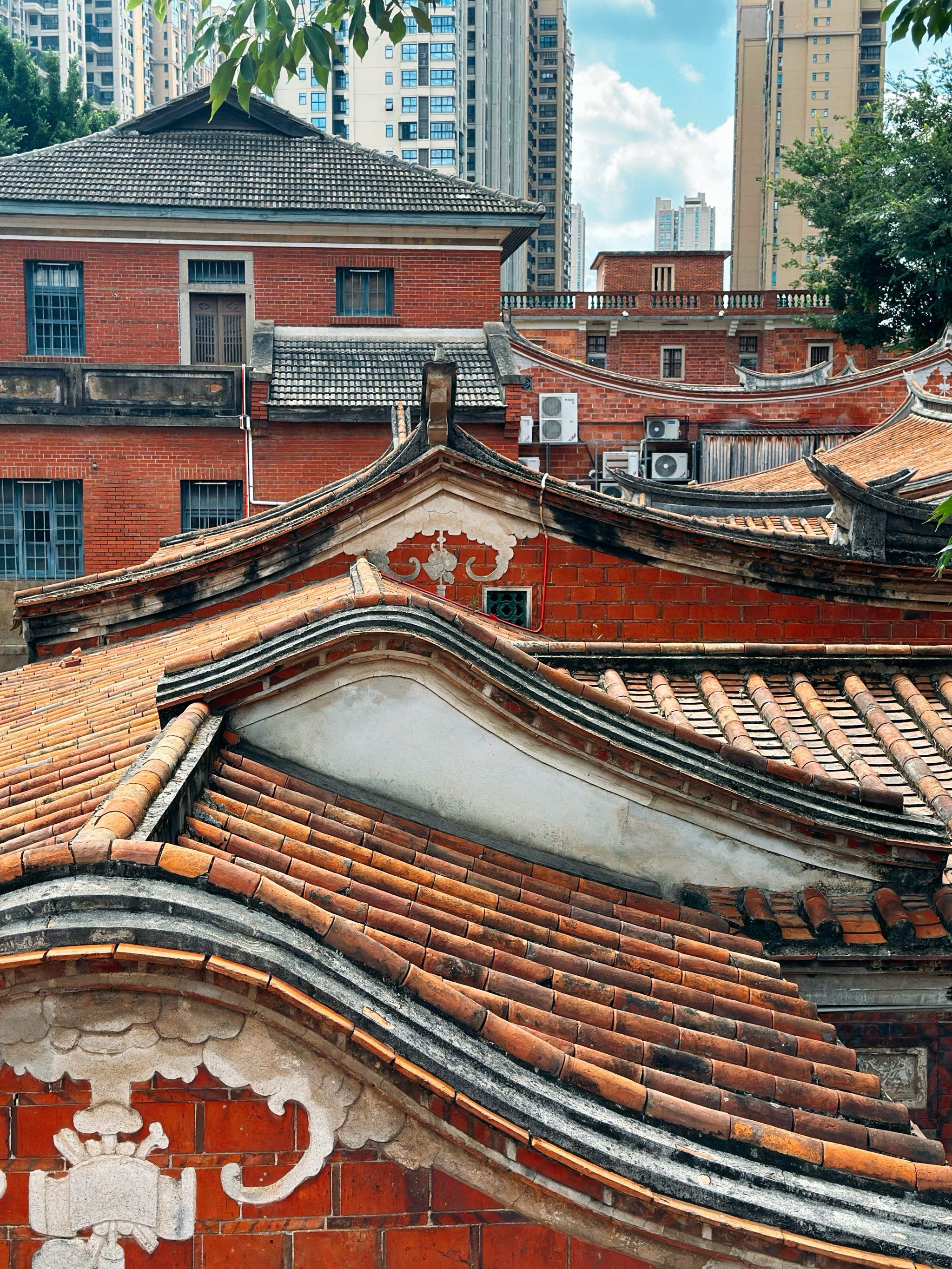 一片充满闽南风情的红砖古厝群 经过修整 把百年历史延续#古建筑之美