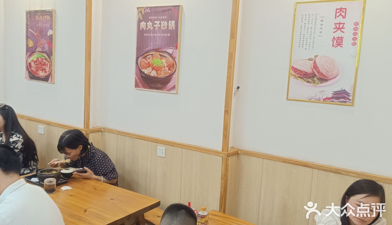 等了没五分钟就上餐了。他家的丸子砂锅不错