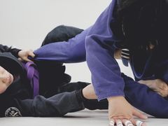 -菠萝格斗巴西柔术训练馆